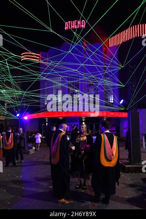 Leicester, Leicestershire, Großbritannien. November 2021. Absolventen stehen während der Weihnachtsbeleuchtung mit ON unter der Rhizome Light Installation. Credit Darren Staples/Alamy Live News. Stockfoto