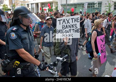 Toronto, Ontario, Kanada - 06/25/2010: Menschenmenge von multiethnischen Männern und Frauen, die auf der Straße protestieren gegen das G-20-Treffen in Toronto Stockfoto