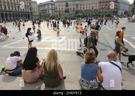 MAILAND, ITALIEN - 02. Sep 2019: Viele Touristen auf dem Mailänder Domplatz in Italien Stockfoto
