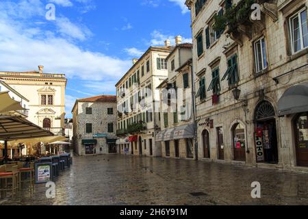 KOTOR, MONTENEGRO - 13. SEPTEMBER 2013: Platz der Waffen ist der Hauptplatz der antiken Stadt, die in der UNESCO-Liste des Weltkulturerbes aufgeführt ist. Stockfoto