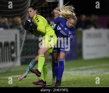 DURHAM, GBR. 17. NOVEMBER die Durham Women's Megan Borthwick (L) und Ellie Christon von Durham Women in Aktion während des FA Women's Championship Matches zwischen dem Durham Women FC und Leicester City im Maiden Castle, Durham City, am Mittwoch, dem 17. November 2021. (Kredit: Mark Fletcher | MI News) Kredit: MI Nachrichten & Sport /Alamy Live News Stockfoto