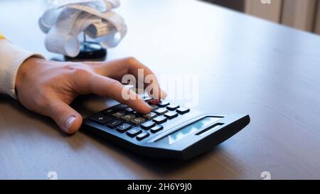 Geschäftsmann, der im Büro bei der Arbeit Finanztransaktion macht Stockfoto