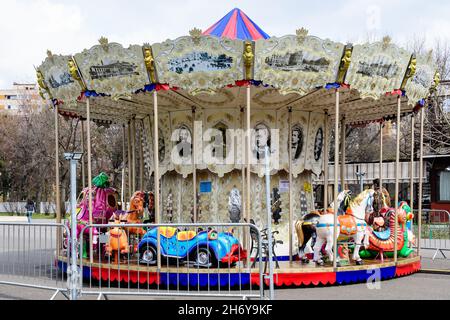 Bukarest, Rumänien - 20. März 2021: Buntes Kinder buntes Karussell mit gemischten Kunststoff- und Metallspielzeugen und Materialien in Parcul Tineretului (Sie Stockfoto