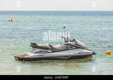 Nahaufnahme des in der Nähe des Strandes geparkten Jetskis. Griechenland. Nea Potidaea. 09.03.2021. Stockfoto