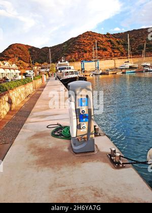 Bodrum, Türkei - 10.12.2021: Marinetankstelle für Boote und Yachten. Der Pier. Kairos Marina. Stockfoto