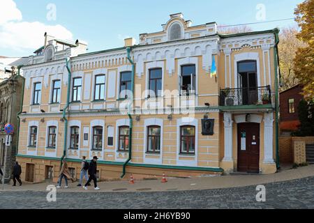 Die Touristen von Andrews steigen am ehemaligen Wohnhaus von Michail Bulgakow vorbei ab Stockfoto