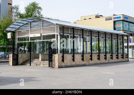 Bukarest, Rumänien - 1. Mai 2021: Haupteingang zur Titan Metro Station Stockfoto