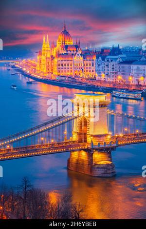 Budapest, Ungarn. Blick auf die Kettenbrücke und das Parlamentsgebäude über der Donau. Stockfoto