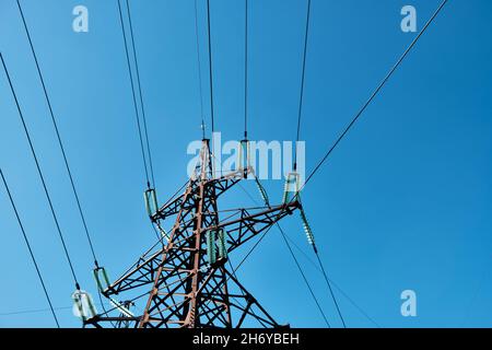 Hochspannungspylon gegen den Himmel Stockfoto
