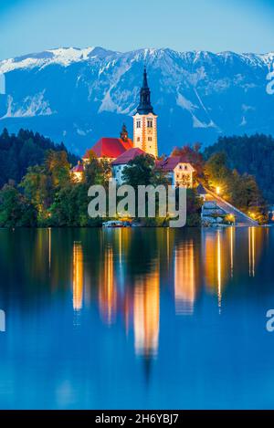 Bled, Slowenien. Herrlicher Blick auf den Bleder See, die Insel und die Kirche mit den Julischen Alpen (Stol, Vrtaca, Begunjscica) im Hintergrund, Europa. Stockfoto