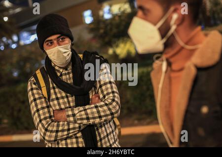 Bagdad, Irak. November 2021. Zwei Männer werden bei ihrer Ankunft am Internationalen Flughafen Bagdad gesehen, nachdem sie einen Rückführungsflug bestiegen haben, der von der irakischen Regierung geschickt wurde, um Migranten abzuholen, die wochenlang an der Grenze von Belarus zum EU-Mitgliedsstaat Polen gestrandet waren. Früher gaben die Behörden an, dass etwa 430 voraussichtlich auf dem Flug sein werden. Insgesamt haben sich rund 460 Menschen registriert, um in den Irak zurückzukehren. Quelle: Ameer Al Mohammedaw/dpa/Alamy Live News Stockfoto