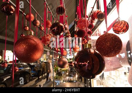 NUR FÜR REDAKTIONELLE VERWENDUNG Allgemeine Ansichten des Weihnachtsfensters im Creed on Mount Street in Mayfair, London, wie sie der Öffentlichkeit vorgestellt werden. Bilddatum: Donnerstag, 18. November 2021. Stockfoto