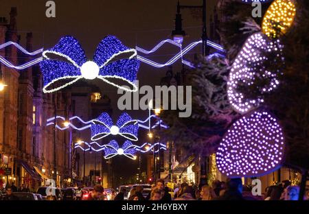 NUR FÜR REDAKTIONELLE VERWENDUNG Allgemeine Ansichten der Mount Street in Mayfair, London, da die Lichter eingeschaltet sind. Bilddatum: Donnerstag, 18. November 2021. Stockfoto