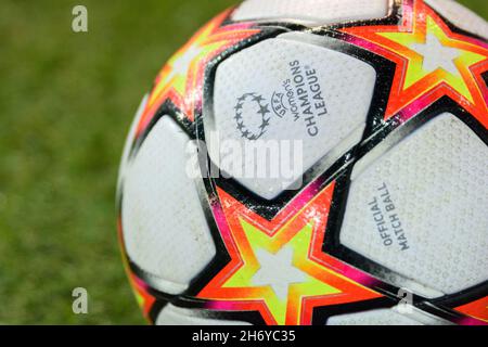 München, Deutschland. November 2021. München, 17. November 2 Nahaufnahme des Adidas-Spielball-Pyrosturms vor der UEFA Womens Champions League Group, die das Fußballspiel 4 zwischen dem FC Bayern München und Olympique Lyonnais auf dem FC Bayern Campus in München veranstaltet. Sven Beyrich/SPP Kredit: SPP Sport Pressefoto. /Alamy Live News Stockfoto