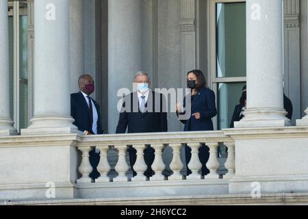 Die Vizepräsidentin der Vereinigten Staaten, Kamala Harris, spricht mit Andrés Manuel López Obrador, dem Präsidenten der Vereinigten Mexikanischen Staaten, im Eisenhower Executive Office Building in Washington, DC, 18. November 2021. Quelle: Chris Kleponis/Pool via CNP /MediaPunch Stockfoto