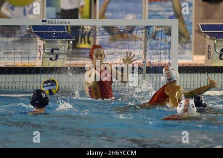 Emmalia Eichelberger von SIS Roma (ITA) im Einsatz während der Wasserball Euro League Women, Gruppe B, Tag 1 zwischen SIS Roma und ZVL 1886 Tetteroo am Polo Natatorio, 18. November 2021 in Rom, Italien. Stockfoto