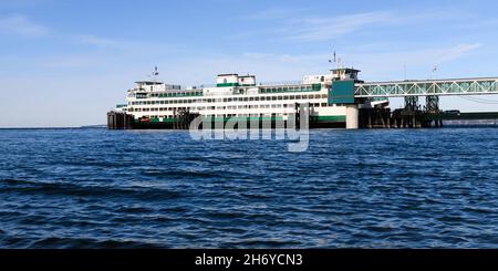 Edmonds, WA, USA - 17. November 2021; die Washington State Autofähre Kaleetan dockte an einem sonnigen Tag auf blauem Meer an der Verladerampe in Edmonds an Stockfoto