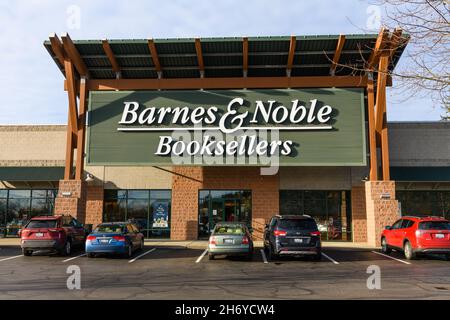 Woodinville, WA, USA - 17. November 2021; Barnes and Noble Booksellers Store Front. Im Winter werden tagsüber Autos im Freien geparkt Stockfoto