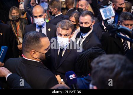 Der französische Präsident Emmanuel Macron fotografiert mit den Bürgermeistern, während er am 18. November 2021 an der Abschlussveranstaltung der 103. Sitzung des Bürgermeisterkongresses in Paris teilnimmt. Foto von Raphael Lafargue/ABACAPRESS.COM Stockfoto