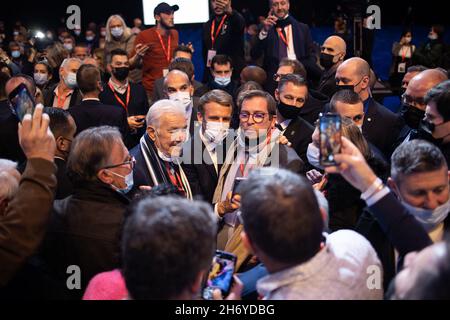 Der französische Präsident Emmanuel Macron fotografiert mit den Bürgermeistern, während er am 18. November 2021 an der Abschlussveranstaltung der 103. Sitzung des Bürgermeisterkongresses in Paris teilnimmt. Foto von Raphael Lafargue/ABACAPRESS.COM Stockfoto