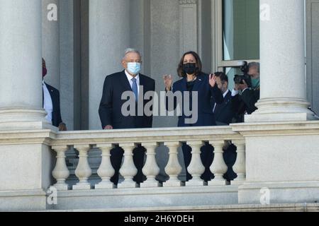 Washington, Vereinigte Staaten. November 2021. Die Vizepräsidentin der Vereinigten Staaten, Kamala Harris, spricht mit Andrés Manuel López Obrador, dem Präsidenten der Vereinigten Mexikanischen Staaten, im Eisenhower Executive Office Building in Washington, DC, 18. November 2021. Quelle: Chris Kleponis/Pool via CNP/dpa/Alamy Live News Stockfoto