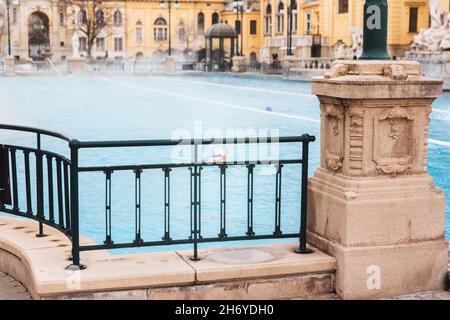 BUDAPEST, UNGARN - 24. Januar 2019: Das Szechenyi-Thermalbad im Winter, das größte Heilbad in Europa Stockfoto