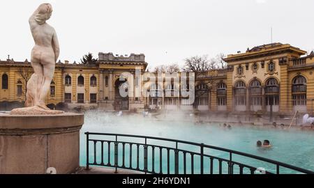 BUDAPEST, UNGARN - 24. Januar 2019: Das Szechenyi-Thermalbad im Winter, das größte Heilbad in Europa Stockfoto