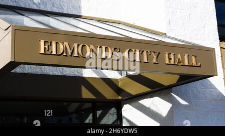 Edmonds, WA, USA - 17. November 2021; Prägungen in Gold des Edmonds City Hall auf der Markise. Die Straße und Hausnummer ist 121 5th Ave N Stockfoto