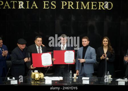 Der parlamentarische Vorsitzende der National Regeneration Movement Party (Morena) im Senat der Republik, Ricardo Monreal, würdigt den mexikanischen Profi-Boxtrainer Eddy Reynoso und den Boxweltmeister Saúl Álvarez 'El Canelo' für ihre großartige Karriere im mexikanischen Boxen. Am 18. November 2021 in Mexiko-Stadt, Mexiko. (Foto von Julian Lopez/ Eyepix Group) Stockfoto