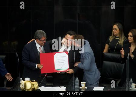 Der parlamentarische Vorsitzende der National Regeneration Movement Party (Morena) im Senat der Republik, Ricardo Monreal, würdigt den mexikanischen Profi-Boxtrainer Eddy Reynoso und den Boxweltmeister Saúl Álvarez 'El Canelo' für ihre großartige Karriere im mexikanischen Boxen. Am 18. November 2021 in Mexiko-Stadt, Mexiko. (Foto von Julian Lopez/ Eyepix Group) Stockfoto