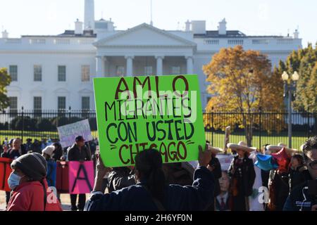 18. November 2021, Washington, District of Columbia, USA: Mexikanische und Mariachis-Demonstranten fordern im Lafayette Park, dass Präsident JOE BIDEN vor seinem bilateralen Treffen mit dem mexikanischen Präsidenten ANDRES MANUEL LOPEZ OBRADOR heute am 18. November 2021 im Weißen Haus in Washington DC, USA, das Gesetz zur Einwanderungsreform verabschiedet. (Bild: © Lenin Nolly/ZUMA Press Wire) Stockfoto