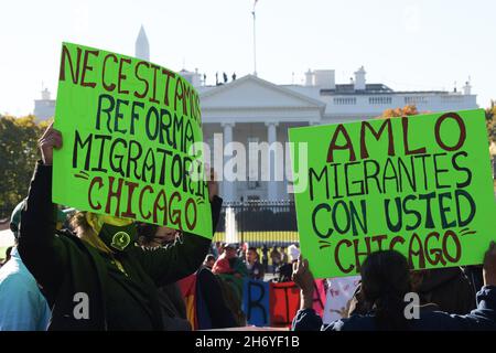 18. November 2021, Washington, District of Columbia, USA: Mexikanische und Mariachis-Demonstranten fordern im Lafayette Park, dass Präsident JOE BIDEN vor seinem bilateralen Treffen mit dem mexikanischen Präsidenten ANDRES MANUEL LOPEZ OBRADOR heute am 18. November 2021 im Weißen Haus in Washington DC, USA, das Gesetz zur Einwanderungsreform verabschiedet. (Bild: © Lenin Nolly/ZUMA Press Wire) Stockfoto