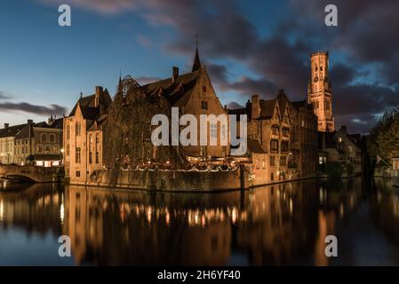 Brügge, Westflämische Region, Belgien - 11 15 2017: Das historische Rozenhoedkaai spiegelt sich im Kanal Stockfoto