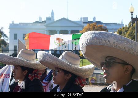 18. November 2021, Washington, District of Columbia, USA: Mexikanische und Mariachis-Demonstranten fordern im Lafayette Park, dass Präsident JOE BIDEN vor seinem bilateralen Treffen mit dem mexikanischen Präsidenten ANDRES MANUEL LOPEZ OBRADOR heute am 18. November 2021 im Weißen Haus in Washington DC, USA, das Gesetz zur Einwanderungsreform verabschiedet. (Bild: © Lenin Nolly/ZUMA Press Wire) Stockfoto