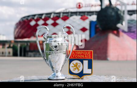 14. Juni 2021, Lyon, Frankreich. Das Emblem des Fußballvereins Olympique Lyonnais und des UEFA Champions League Cup vor dem Hintergrund der modernen s Stockfoto