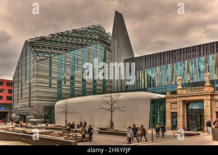 Modernes Gebäude der Universität Leipzig mit blauen und grauen Farben an einem bewölkten Tag in Deutschland, Europa. Stockfoto