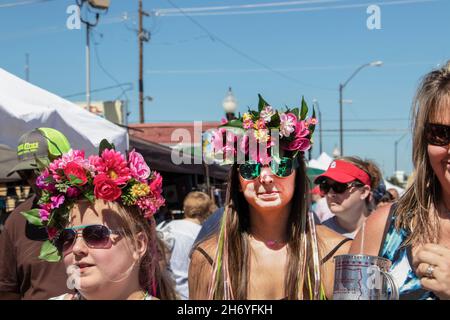 Tulsa USA Mai 2017 Mädchen auf dem Festival tragen Blumenkronen mit Luftschlangen, die in der Menge auf der Straße laufen - Nahaufnahme und selektiver Fokus Stockfoto