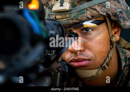 Iwo To, Okinawa, Japan. November 2021. US Marine Lanze CPL. Jason Conley, ein High Mobility Artillery Rocket System Operator mit 3d Bataillon, 12th Marines, 3D Marine Division, sorgt für Sicherheit während einer HIMARS-Schnelleinfügemission in Iwo To, Japan, am 1. November 2021. Nach der Landung bewegten sich Marines schnell in eine verborgene Position und bereiteten sich darauf vor, simulierte Ziele zu erreichen. Die Schulung zeigte, dass die 3d Marine Division in der Lage ist, Präzisionsbrände mit großer Reichweite schnell auf dem Meeresboden in der gesamten Indo-Pazifik-Region einzusetzen. Conley stammt aus Flint, Michigan. (Kredit Stockfoto