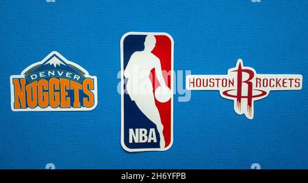 1. Oktober 2021, Springfield, USA, Embleme der Basketballteams Houston Rockets und Denver Nuggets auf blauem Hintergrund. Stockfoto