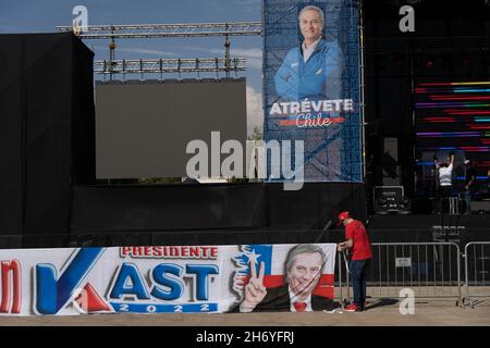 Santiago, Metropolitana, Chile. November 2021. Unterstützer des Kandidaten der Republikanischen Partei, Jose Antonio Kast, vor dem Abschluss des Wahlkampfs vor den Wahlen, die am 21. November in Chile stattfinden werden. (Bild: © Matias Basualdo/ZUMA Press Wire) Stockfoto