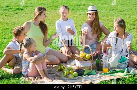 Portrait von erwachsenen Frauen mit Kindern auf Picknick Stockfoto