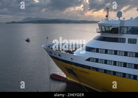 Toulon, Italien. Okt. 2021. Das Schiff Mega Express der Firma Corsica Ferry verlässt den Hafen von Toulon in Richtung Korsika.die Firma Corsica Ferries bestätigte die Verurteilung der Versammlung von Korsika, um ihnen einen Betrag von mehr als 90 Millionen Euro als unlauteren Wettbewerb zu zahlen. (Foto: Laurent Coust/SOPA Images/Sipa USA) Quelle: SIPA USA/Alamy Live News Stockfoto