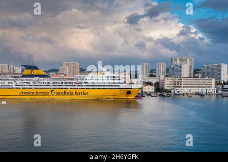 Toulon, Italien. Okt. 2021. Ein Schiff der Firma Corsica Ferries am Kai im Hafen von Toulon.die Firma Corsica Ferries bestätigte die Verurteilung der Versammlung von Korsika, ihnen einen Betrag von mehr als 90 Millionen Euro als unlauteren Wettbewerb zu zahlen. (Foto: Laurent Coust/SOPA Images/Sipa USA) Quelle: SIPA USA/Alamy Live News Stockfoto