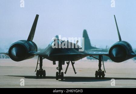 SR-71 über den Transport auf dem Asphalt auf der March Air Force Base, Kalifornien. Stockfoto