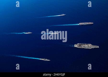 Südchinesisches Meer. Oktober 2021. USS Shiloh (CG 67), USS Ticonderoga-Klasse, USS Lake Champlain (CG 57), US Navy Nimitz-Klasse Flugzeugträger USS Carl Vinson (CVN 70), US Navy Arleigh Burke-Klasse Raketenwerfer USS Milius (DDG 69), Japan Maritime Self-Defense Force (JMSDF-Klasse) Murashame 101 Und JMSDF Izumo-Klasse Hubschrauber Zerstörer JS Kaga (DDH 184) Transit zusammen im Südchinesischen Meer, Oktober 30, 2021. Elemente der U.S. Navy Carrier Strike Group (CSG) 1 und JMSDF sind Stockfoto