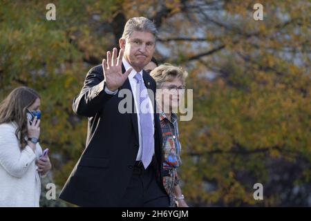 Washington, Usa. November 2021. Der US-Senator Joe Manchin III verlässt den Westflügel des Weißen Hauses, um an einer Veranstaltung in Washington, DC, am Donnerstag, dem 18. November 2021 teilzunehmen. Foto von Chris Kleponis/UPI Kredit: UPI/Alamy Live News Stockfoto