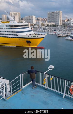 Toulon, Var, Italien. Okt. 2021. Das Schiff Mega Express der Firma Corsica Ferry verlässt den Hafen von Toulon in Richtung Korsika.die Firma Corsica Ferries bestätigte die Verurteilung der Versammlung von Korsika, um ihnen einen Betrag von mehr als 90 Millionen Euro als unlauteren Wettbewerb zu zahlen. (Bild: © Laurent Coust/SOPA Images via ZUMA Press Wire) Stockfoto