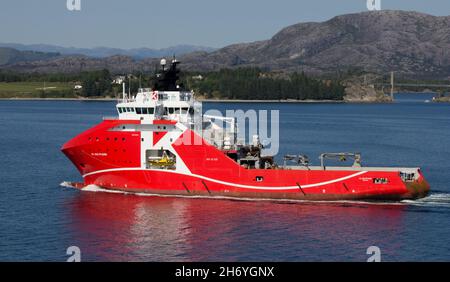 KL Saltfjord, Anchor Handling Schlepper Supply Vessel für 'K' Linie. Segeln von Bergen, Norwegen. Norwegische Küste und Berge im Hintergrund. Stockfoto