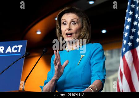 Washington, DC, USA. November 2021. 18. November 2021 - Washington, DC, USA: Die Sprecherin des Hauses NANCY PELOSI (D-CA) spricht auf ihrer wöchentlichen Pressekonferenz. (Bild: © Michael Brochstein/ZUMA Press Wire) Stockfoto