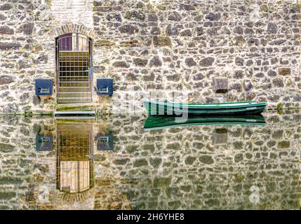 Kleines Boot vor dem Steingebäude Stockfoto